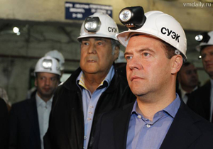 Д. Медведев в каске со светодиодным светильником СГГ10